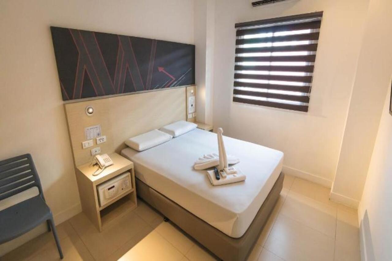 Go Hotels Cubao Quezon City Bagian luar foto