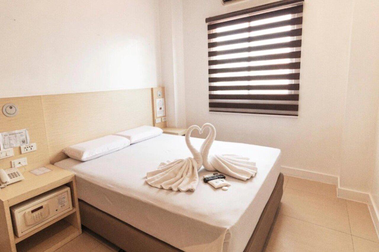 Go Hotels Cubao Quezon City Bagian luar foto